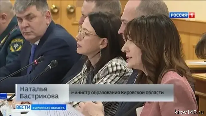 В правительстве Кировской области обсудили начало весенних полевых работ и планы по капремонту школ.