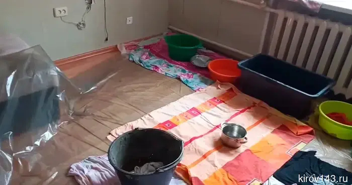 In Kirov, apartments were flooded due to the prolonged roof renovation.