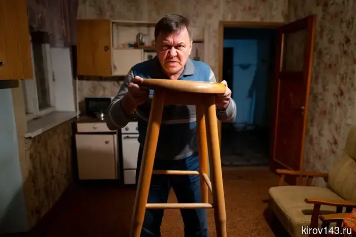 В Кирове был задержан мужчина за жестокое избиение табуретом.