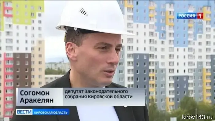 На улице Торфяной в районе Озерки продолжается возведение школы.