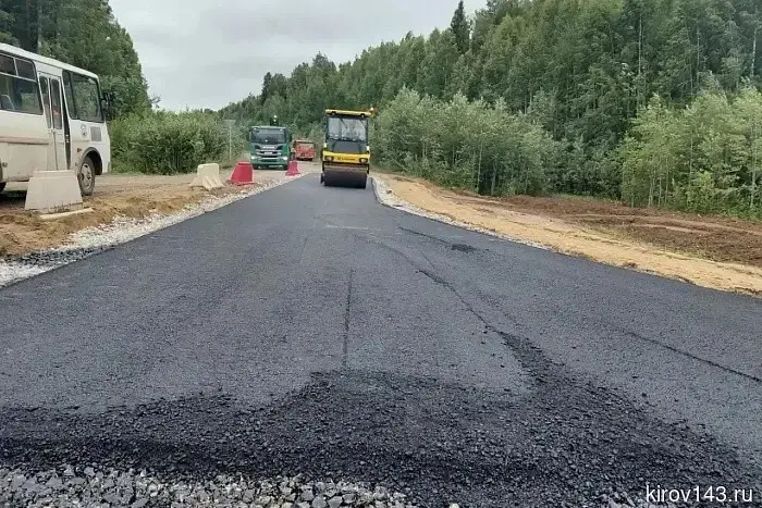 На северо-западе Кировской области возводят современное асфальтовое шоссе.