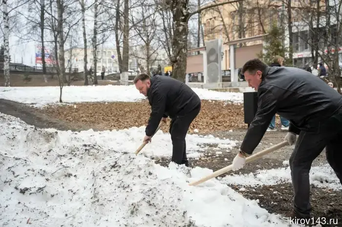 Simakov grabbed the handle and scattered the white substance.