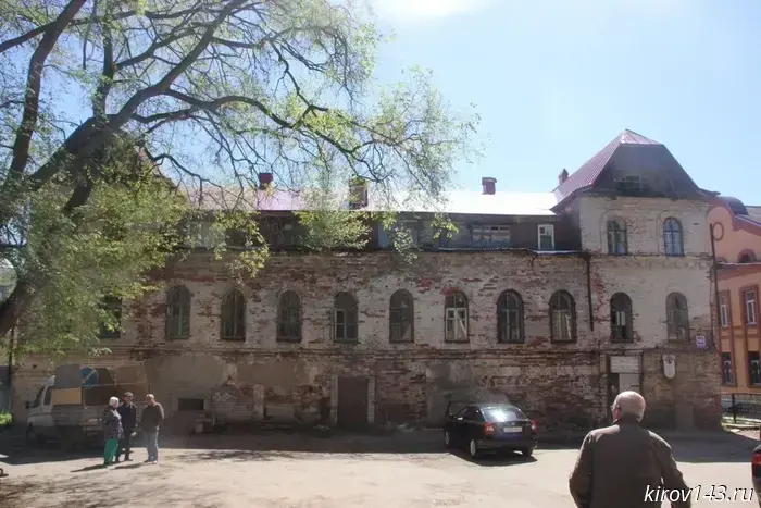The oldest brick building in Kirov is being sold off piece by piece
