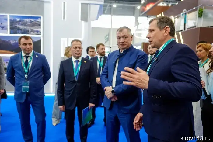 Михаил Сандалов провел экскурсию по региональному стенду для Марата Хуснуллина на Международном форуме в Казани