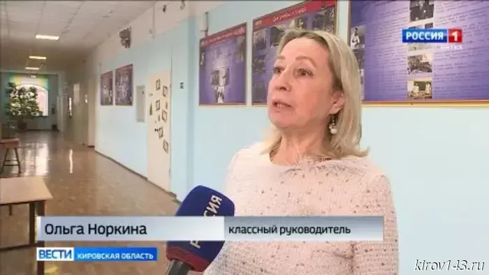 Ученики Кировской области получают вместе с новогодними подарками книгу Альберта Лиханова.