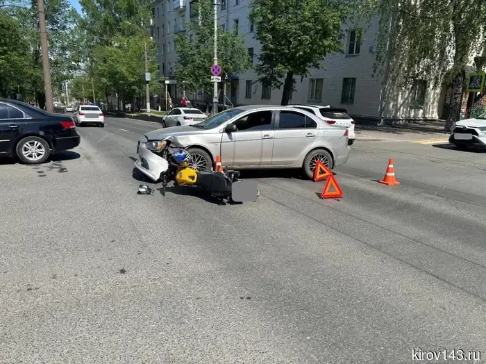 A 16-year-old motorcyclist and a 12-year-old moped driver were injured in a traffic accident.