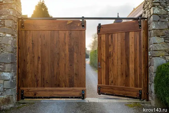 Simakov ordered to demolish the gates.