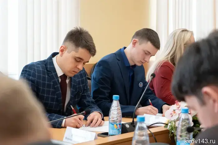 На базе ВятГУ Александр Соколов провел встречу с обновленным составом молодежного совета.