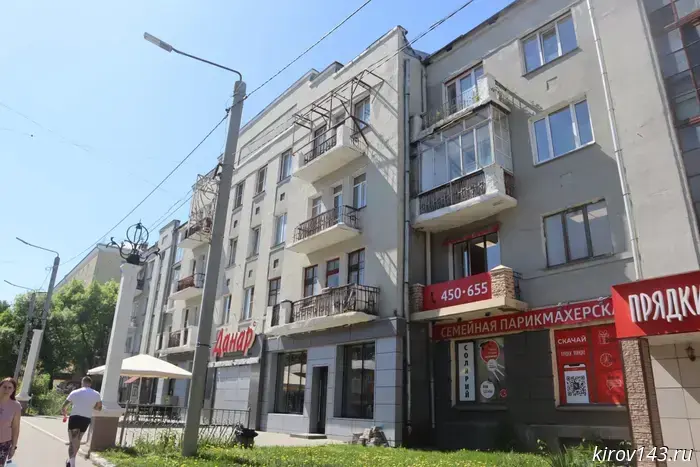 В Кирове жители дома на улице Карла Маркса находятся под риском обрушения фасада.
