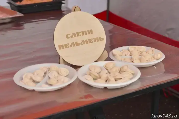 Kirov residents worked with their hands at Theatre Square for dumplings.