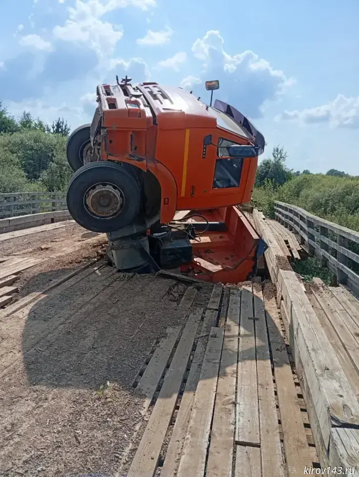The Kamaz stuck in the bridge "cut off" the village of Voglytsy from the world.