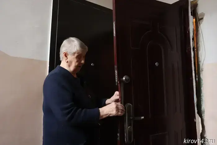 In Kirov, an 88-year-old woman was left without an entrance door after a fire: it was broken down by mistake.