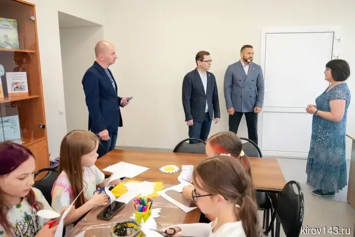 Борис Веснин проверил ход ремонта домов культуры и библиотек в Садаковском, Костино, Бахте и Русском