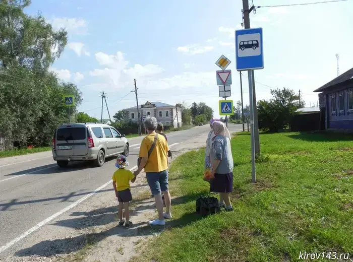 В селе Городище жители ожидают автобус на краю дороги.
