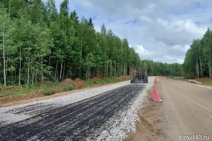 На северо-западе Кировской области возводят современное асфальтовое шоссе.