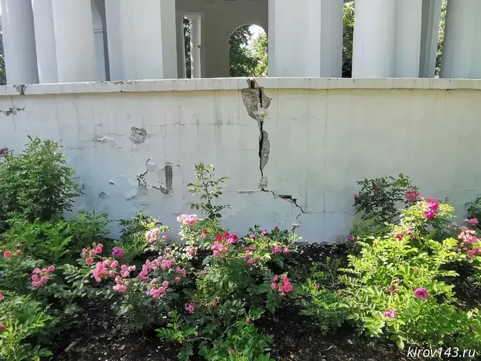 The Simakov crack is growing: the crack at the base of the rotunda is four months old.