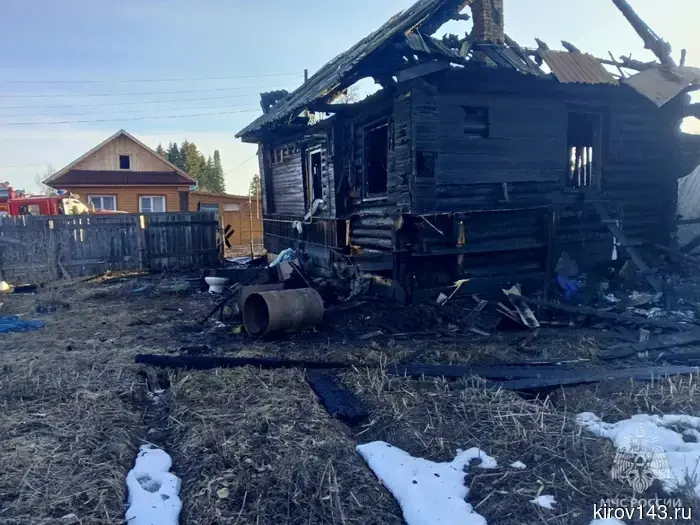 В Омутнинске огнем был уничтожен дом участника специальной военной операции: для семьи нашли новое жилье.