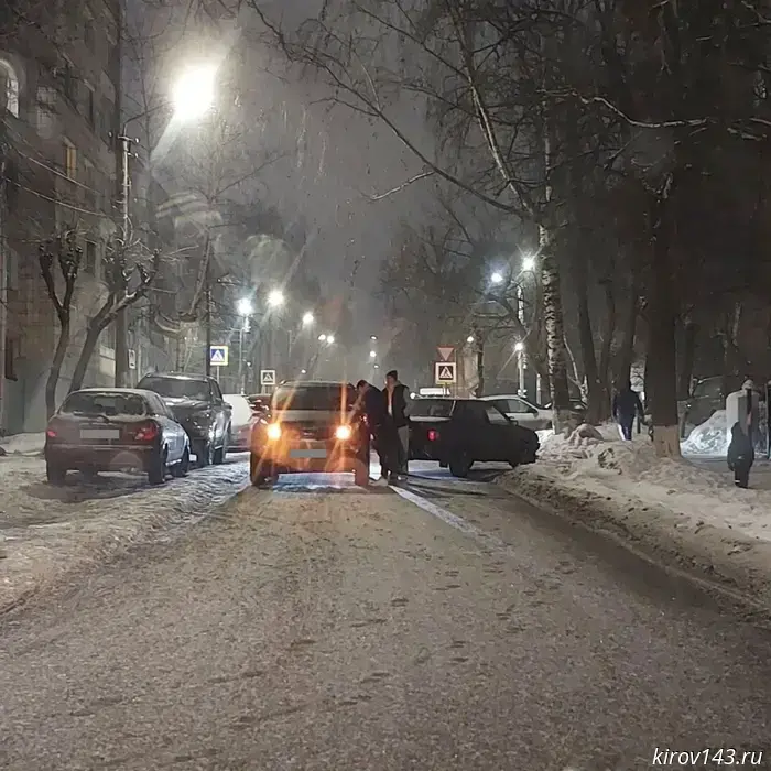 На территории церкви произошла авария с участием автомобилей «Киа» и ВАЗ.