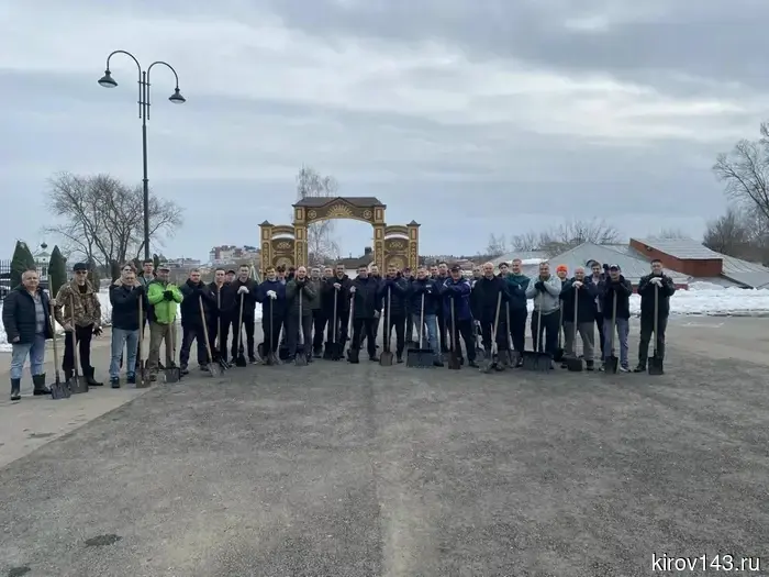 Simakov sent the administration staff out onto the street.