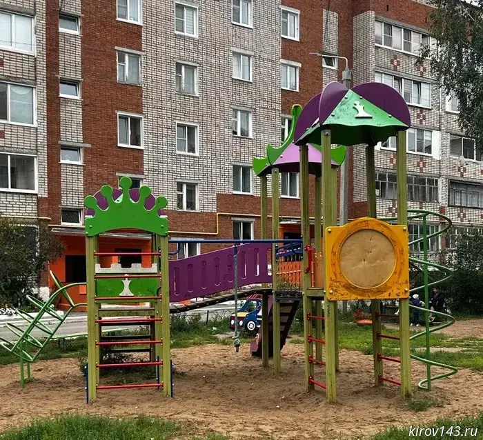 In Vyatskiye Polyany, dangerous children's playgrounds were repaired only after the prosecutor's office intervened.