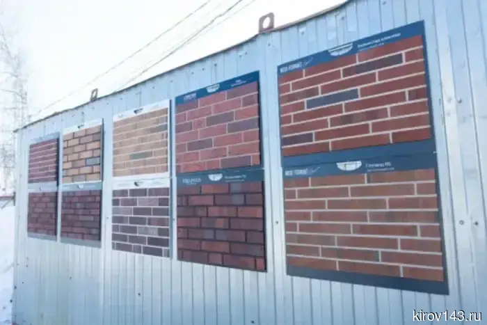 Владыка Марк и губернатор Соколов выбрали облицовочный кирпич для храма Феодоровской иконы Божией Матери