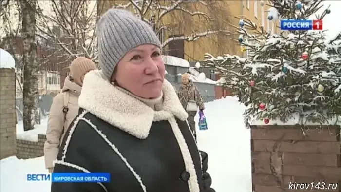 В Кирове на пешеходной улице Спасской проходит конкурс на самую эффектную ёлку.