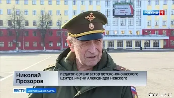 На Театральной площади кадеты и юнармейцы продемонстрировали свои навыки в строевой подготовке.