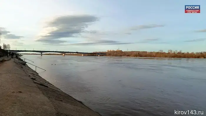В разных местах уровень воды в Вятке изменялся по-разному: где-то он снизился, а где-то увеличился.