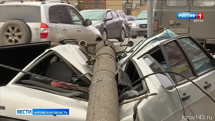 В Кирове после падения столба уличного освещения на легковой автомобиль пострадавших не оказалось.