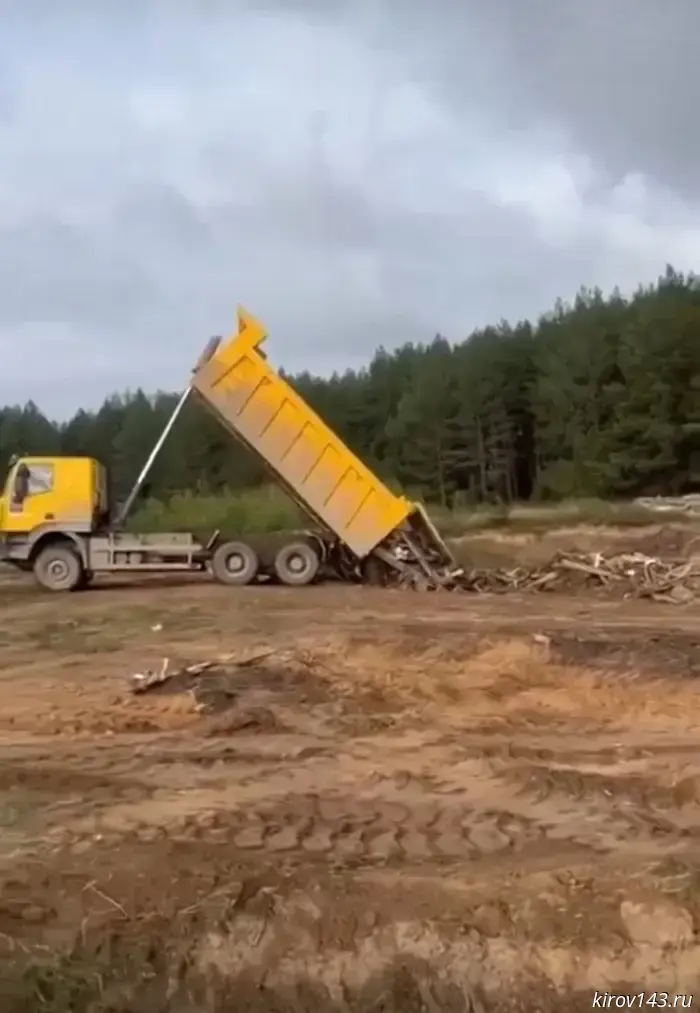 An inspector from the Ministry of Ecology witnessed the illegal dumping of waste into an excavation pit.