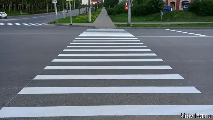 The road workers painted half of Kirov.