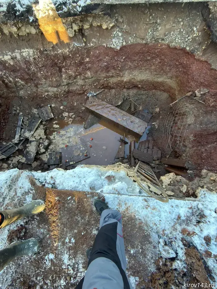 "Car-fall" on Popova: experts explained what's wrong with the pothole on the road