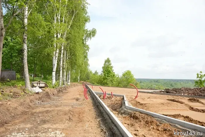 Cobblestones and curbs have been brought to the embankment in Slobodskoy.