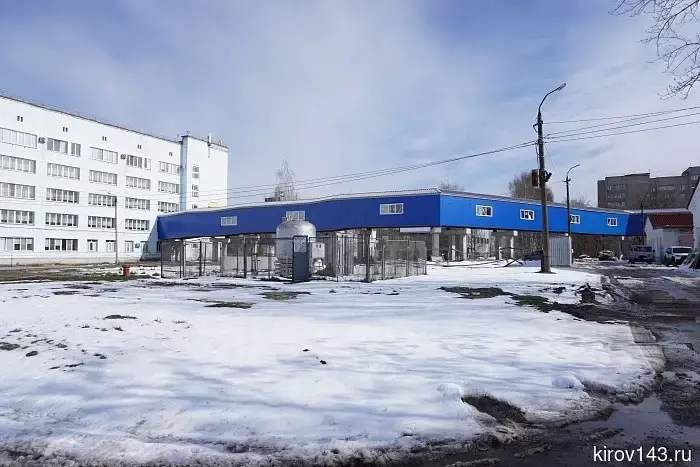 Переход в Кировской больнице скорой помощи планируют сдать к осени.