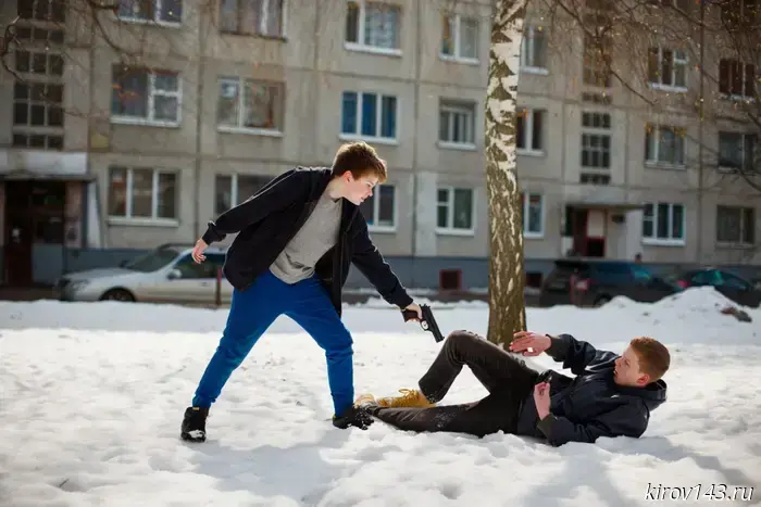In Kirov, a teenager threatened with a pistol and beat a peer