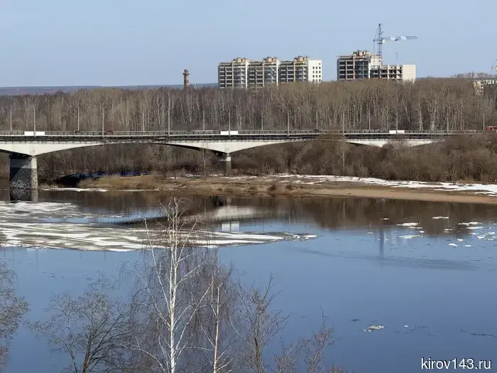 На Вятке начался ледоход.