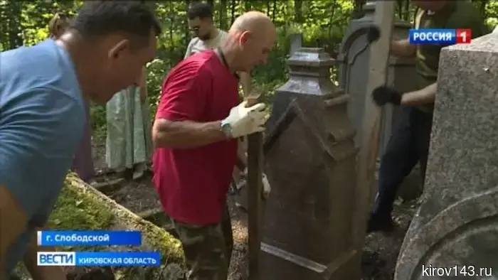 Археологи ВятГУ исследуют уникальные надгробия старого кладбища в Слободском