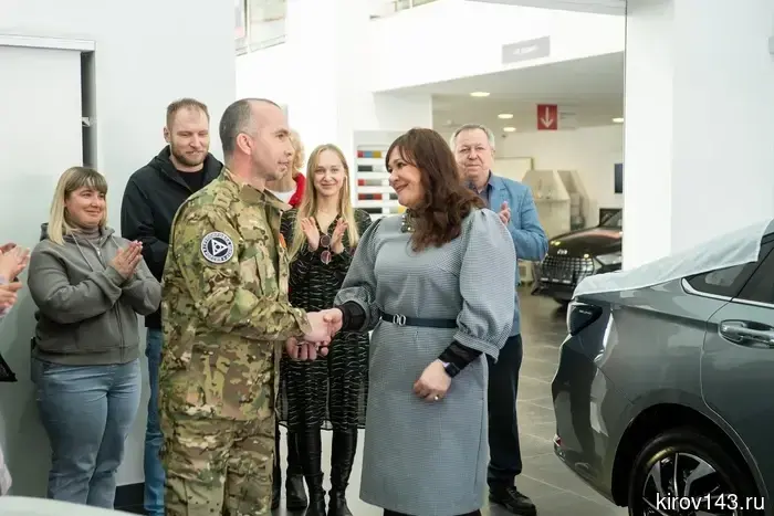 Фонд «Защитники Отечества» вручил ветерану СВО автомобиль с ручным управлением