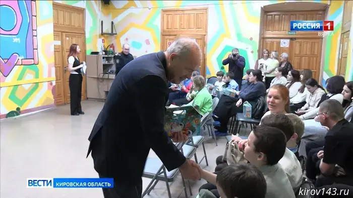 Для воспитанников центров помощи детям посёлка Тужа и села Великорецкое прошла акция «Полицейский дед Мороз»