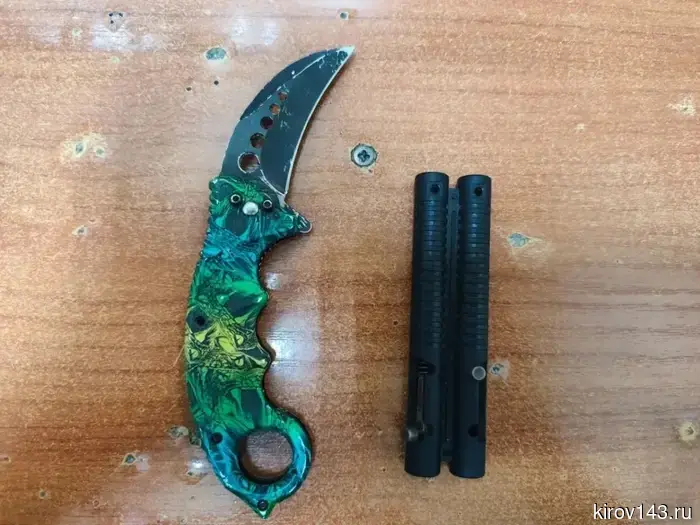 У посетителя суда в Кирове confiscировали ракетницу и складной нож.