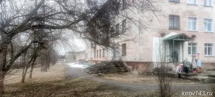 До завершения года в школе №73 планируют отремонтировать стену здания.