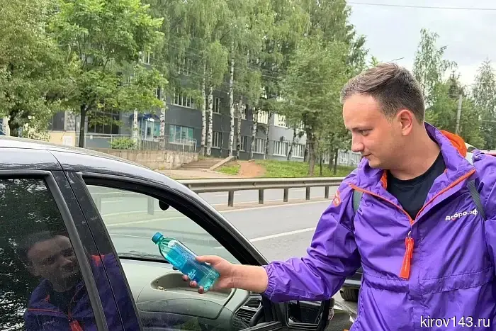 Волонтеры продолжают обеспечивать водой кировские автозАПравочные станции.