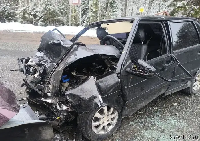 Сотрудники МЧС освободили пострадавшую в аварии в Свечинском районе.