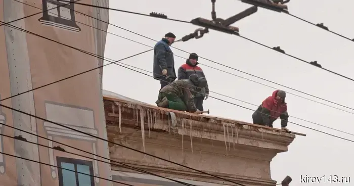 В Кировской области планируют повысить ответственность за крыши, не очищенные от снега.