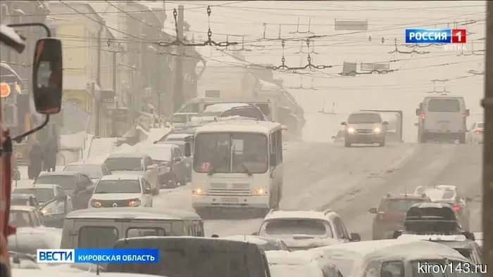 Кировчанам советуют повременить со сменой зимних шин на летние на автомобилях.