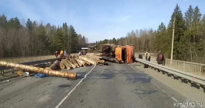 На трассе в Кировской области перевернулся лесовоз