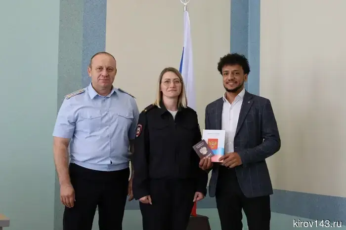 In Kirov, a native of Yemen was handed a Russian citizenship passport.