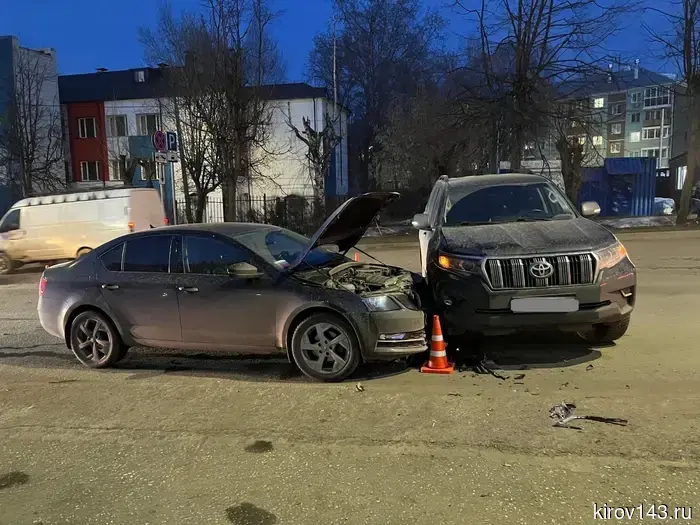 В Кирове иномарки не поделили дорогу: несовершеннолетний пассажир получил травмы