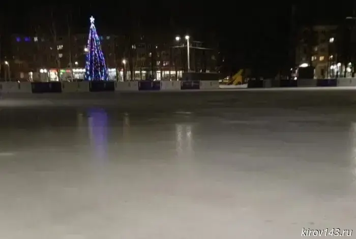 В Коминтерне запустили городской каток.
