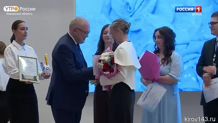 Губернатор Александр Соколов и депутат Андрей Березин вручили награды победителям конкурса «Учитель года».